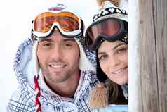 好玩的年轻的夫妇享受滑雪假期