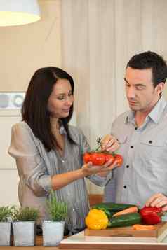 夫妇辩论蔬菜烹饪