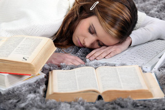 女学生睡觉在书