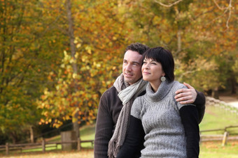 夫妇享受秋天的走公园