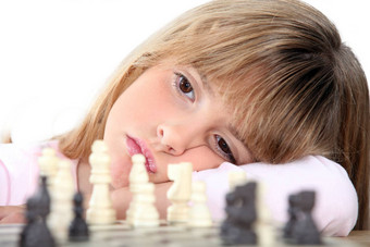 无聊女孩玩国际象棋
