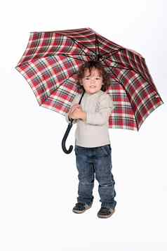 年轻的男孩持有伞