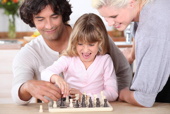 父亲女儿玩国际象棋