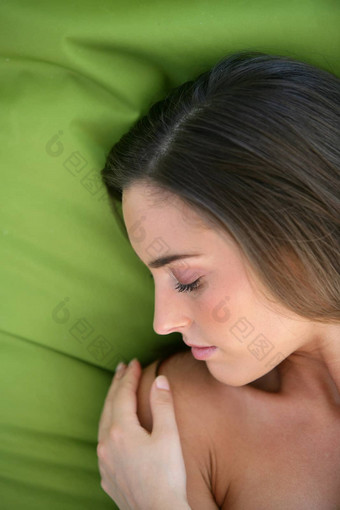 女人睡着了绿色<strong>羽绒被</strong>