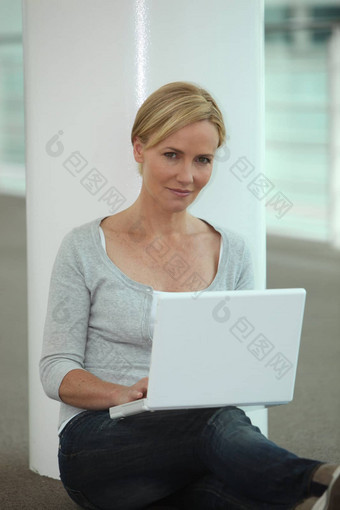 女人坐列移动PC<strong>电脑</strong>