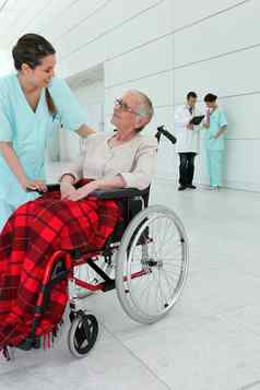 女人轮椅护理