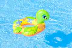 孩子的绿色橡胶环游泳池