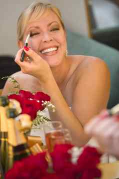 金发女郎女人适用于化妆镜子香槟玫瑰