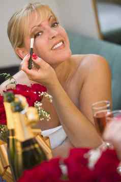金发女郎女人适用于化妆镜子香槟玫瑰