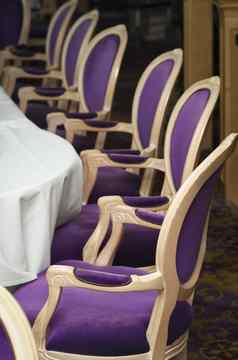 豪华的紫色的椅子正式的餐厅房间