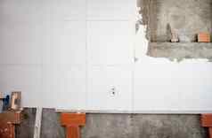 瓷砖白色墙现场施工泥刀工具