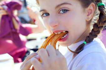 蓝色的眼睛女孩吃油条微笑