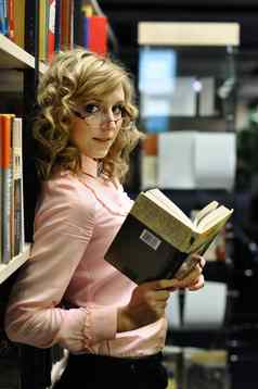 年轻的有吸引力的女孩图书馆