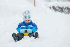 男孩开车雪坡