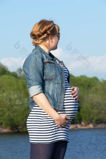 怀孕了女人河海岸
