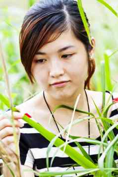 亚洲女人自然草