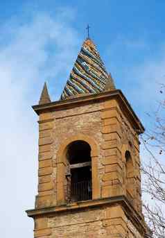 教堂钟楼色彩斑斓的锥形屋顶广场阿梅里纳西西里意大利