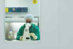 女人工作显微镜生物技术实验室