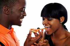 美丽的非洲夫妇吃披萨