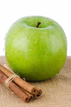 成熟的绿色苹果肉桂棒