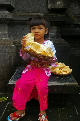 巴厘岛印尼女孩吃虾饼干