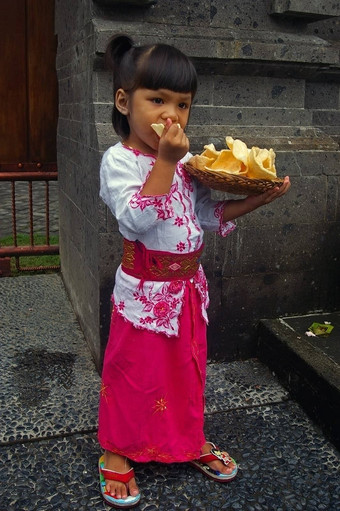 巴厘岛印尼女孩吃虾饼干