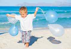 男孩戏剧气球海滩
