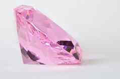 在上雕琢平面的粉红色的紫锂辉石宝石