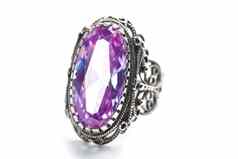 银环巨大的紫水晶孤立的