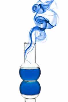 化学瓶蓝色的液体烟孤立的
