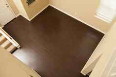 新安装棕色（的）层压板地板地脚线首页