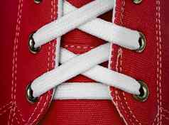 白色花边红色的运动鞋