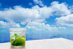 莫吉托鸡尾酒喝夏天蓝色的平静海
