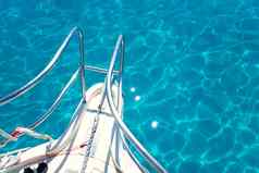 巴利阿里群岛蓝色的清洁绿松石水船弓