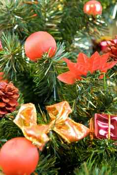 圣诞节树装饰红色的球礼物