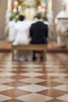 大理石地板上教堂婚礼