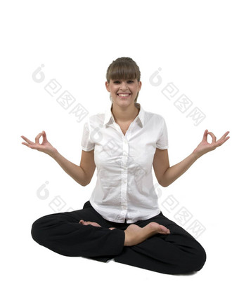 快乐年轻的女人锻炼瑜伽
