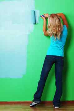 女人油漆墙