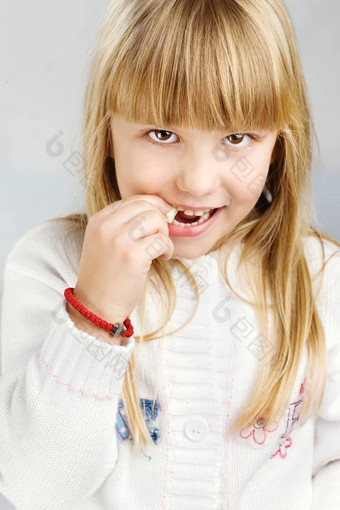 女孩吃糖果