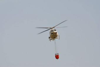 消防队员直升机携带水桶