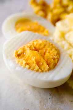 煮熟的咸鸡蛋减少一半