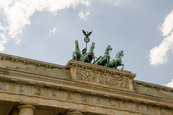 战车雕塑前柏林勃兰登堡门