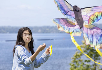 混血儿亚洲女孩飞行风筝湖