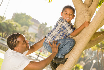 快乐混合比赛父亲帮助儿子爬树