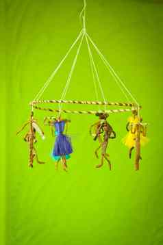 伏都教移动娃娃手工制作的树皮绿色墙