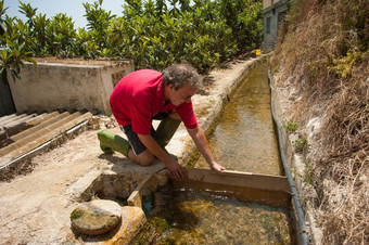 传统的灌溉工作
