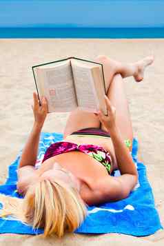 女人泳衣海滩阅读书