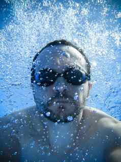 游泳运动员眼镜游泳池水下视图