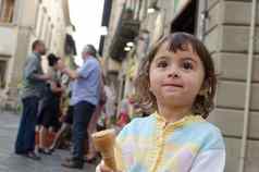 婴儿女孩吃冰奶油城市街道
