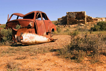 生锈的车废墟沙漠